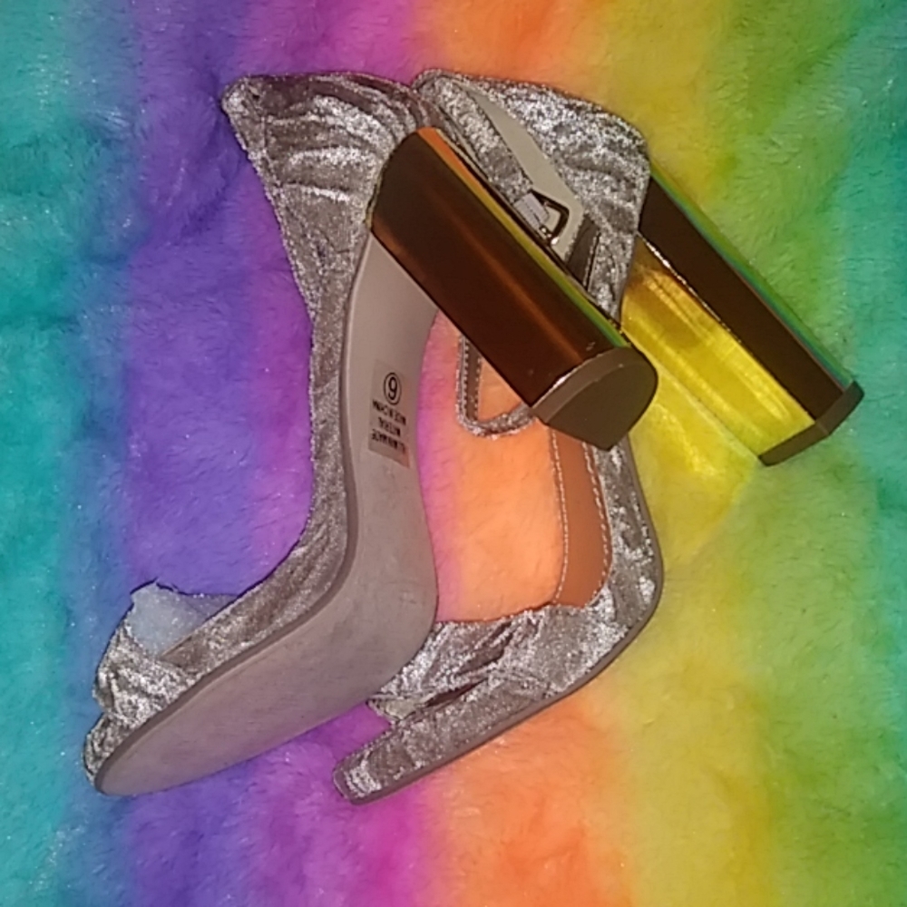 Heels - Picture 3 of 3